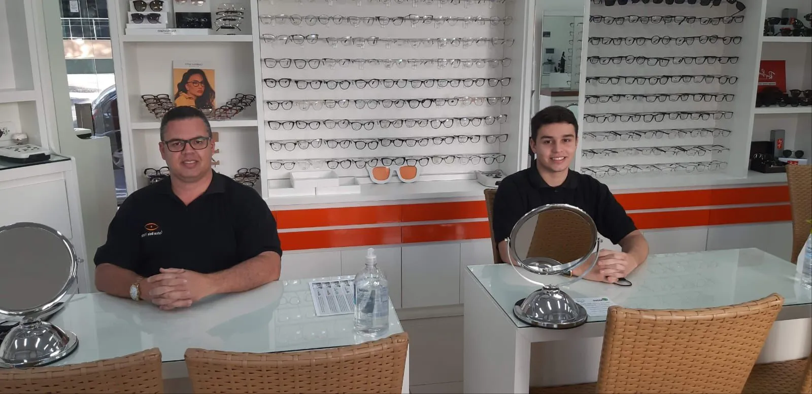 Cristiano e o filho Samuel atendendo na Óptica Bela Vista, em Uberlândia