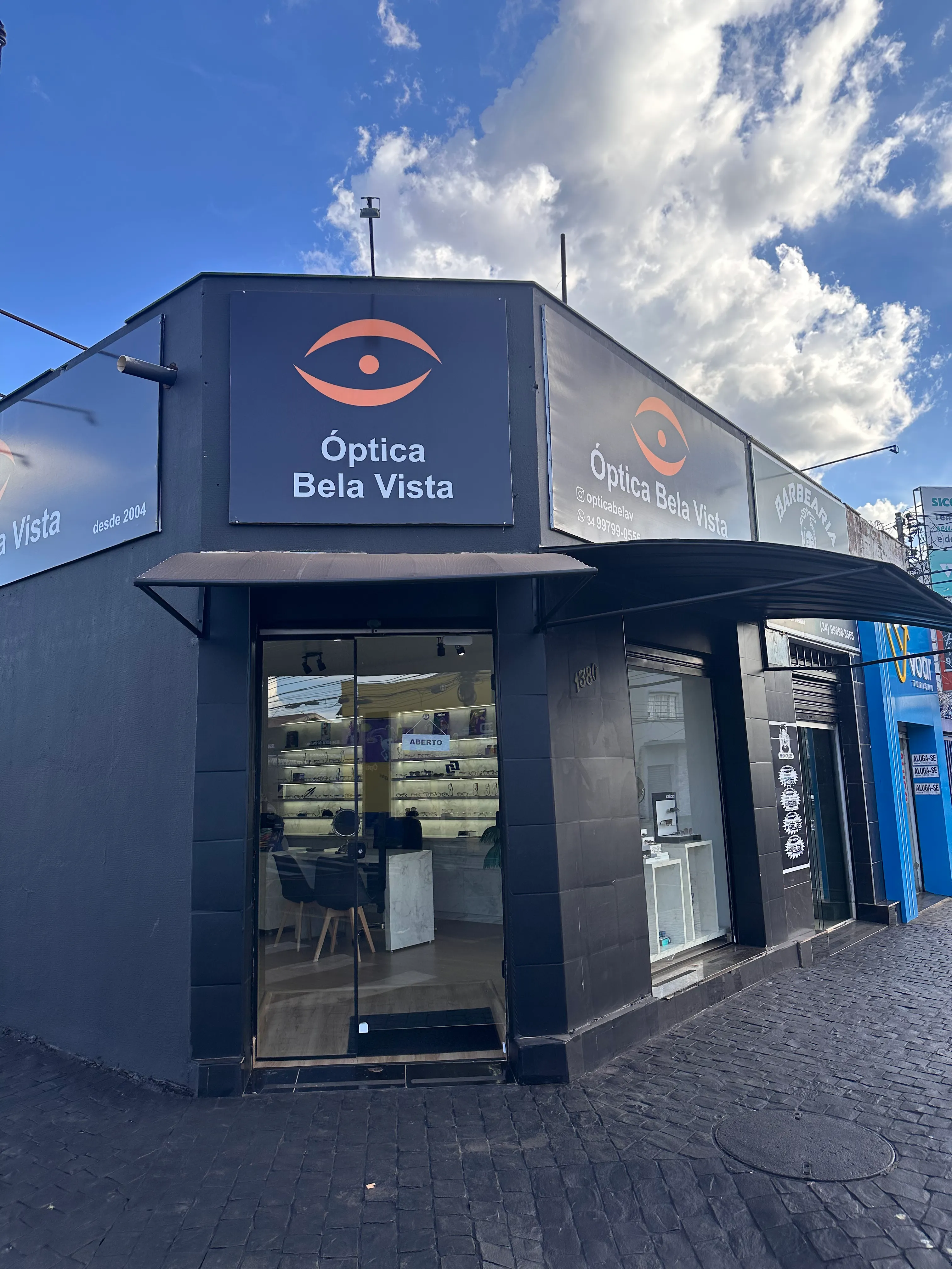 Fachada da Óptica Bela Vista na Av. João Pinheiro, Centro de Uberlândia